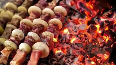 用猪肉烤串，烤串，用煤块炒。 快关门。 木炭和火焰烧烤，野餐，街头食品